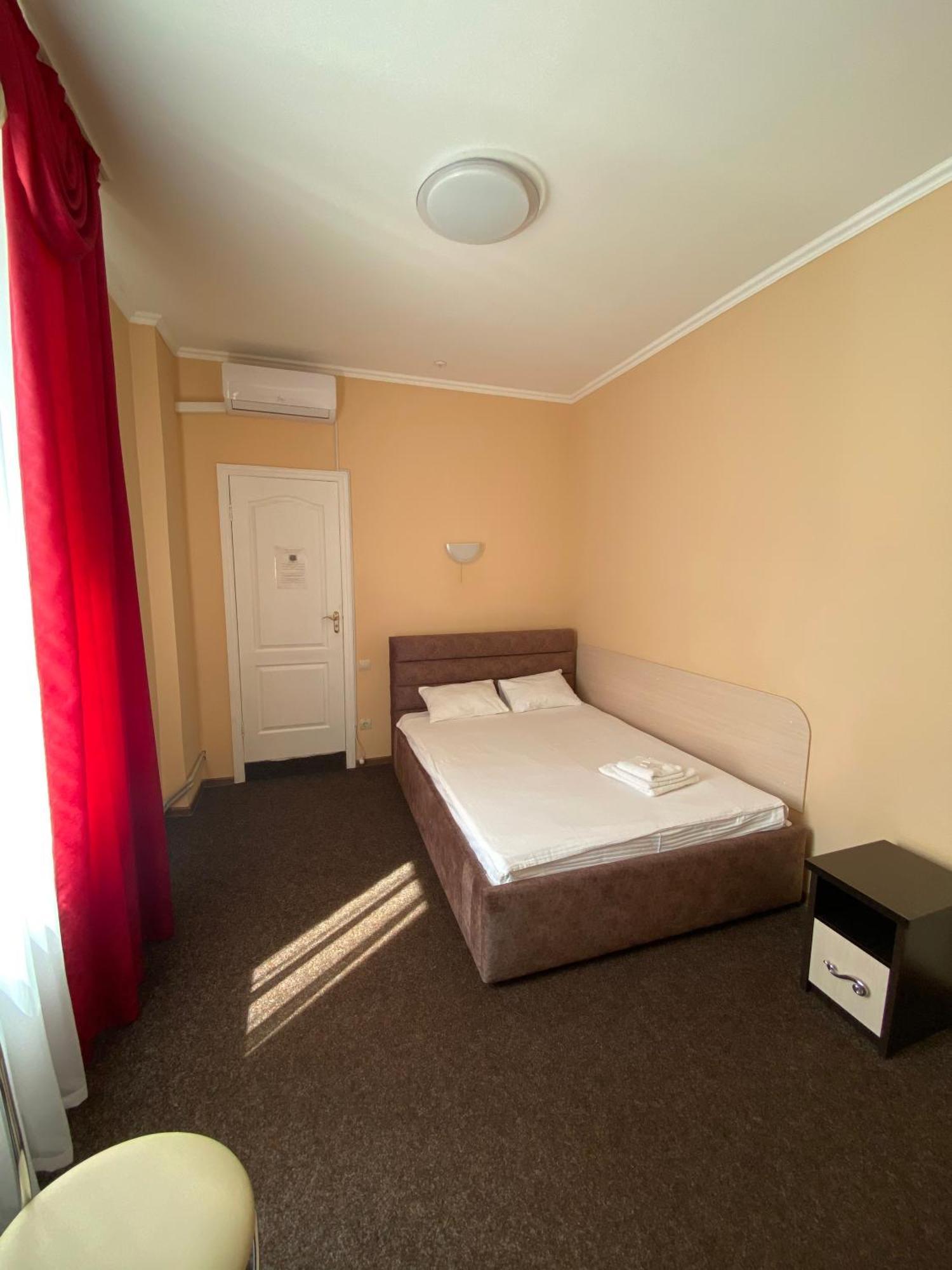 Орхідея Hotel Romny Exterior foto